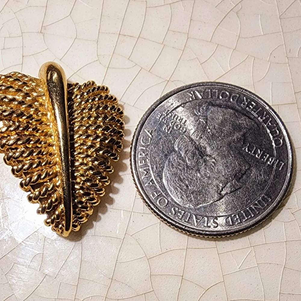Gold abstract leaf heart rope texture charm pendant